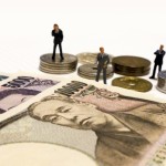 前方車からの落下物で損害を受けると自動車保険で補償される?